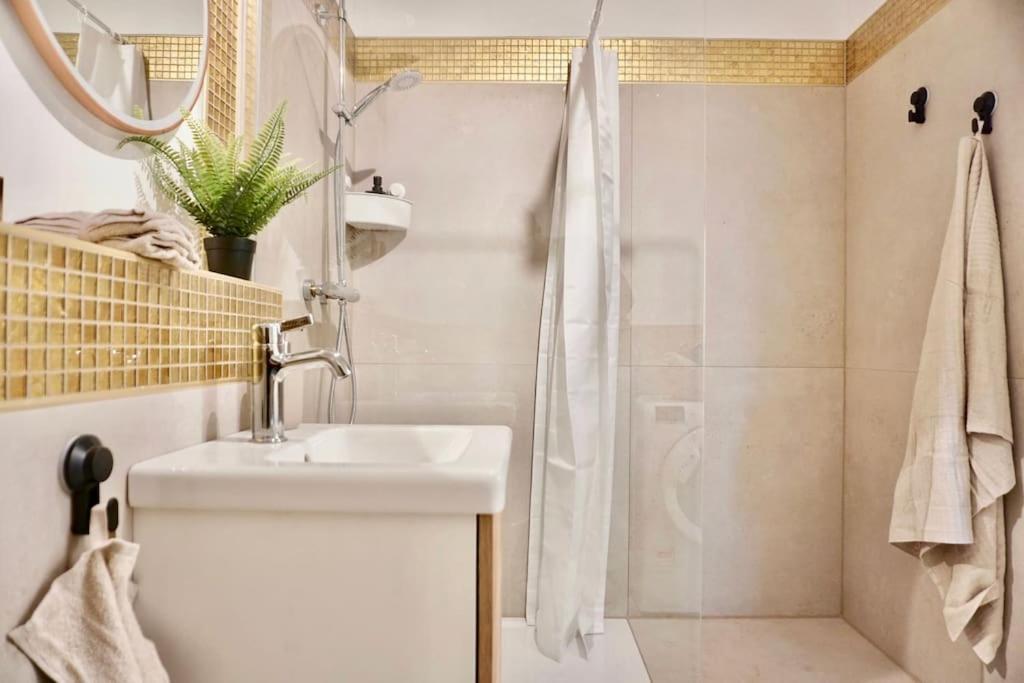 Neu Modernes Apartment In Top Lage, Free Parking Max 1,65M Hoehe Und 1,8M Breite Karlsruhe Exterior foto