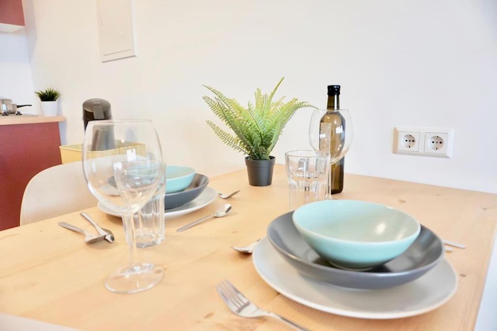 Neu Modernes Apartment In Top Lage, Free Parking Max 1,65M Hoehe Und 1,8M Breite Karlsruhe Exterior foto